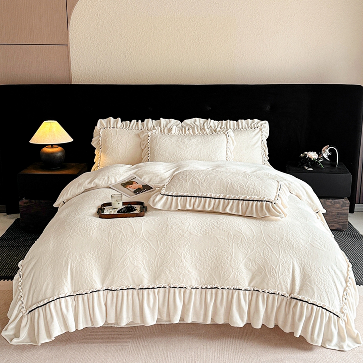 91家纺网 家纺一手货源 找家纺 诺梵家纺 2025新款花边款雕花牛奶绒四件套 幸福花-米白