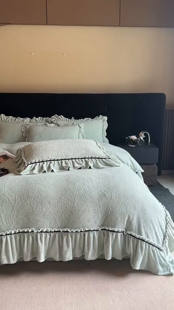 91家纺网 家纺一手货源 找家纺 诺梵家纺 2025新款花边款雕花牛奶绒四件套 幸福花-绿