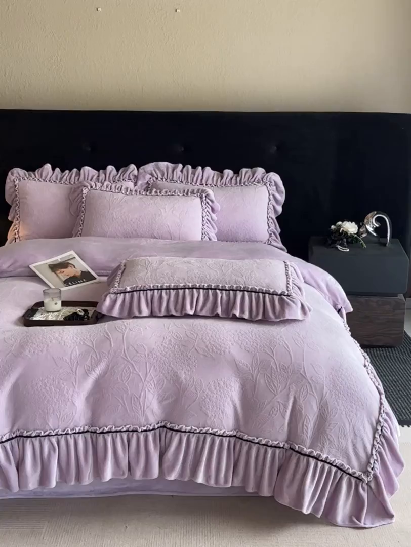 91家纺网 家纺一手货源 找家纺 诺梵家纺 2025新款花边款雕花牛奶绒四件套 幸福花-紫