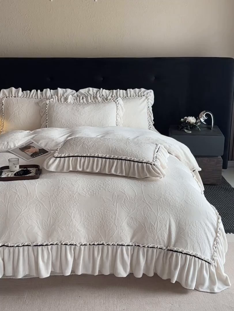 91家纺网 家纺一手货源 找家纺 诺梵家纺 2025新款花边款雕花牛奶绒四件套 幸福花-米白