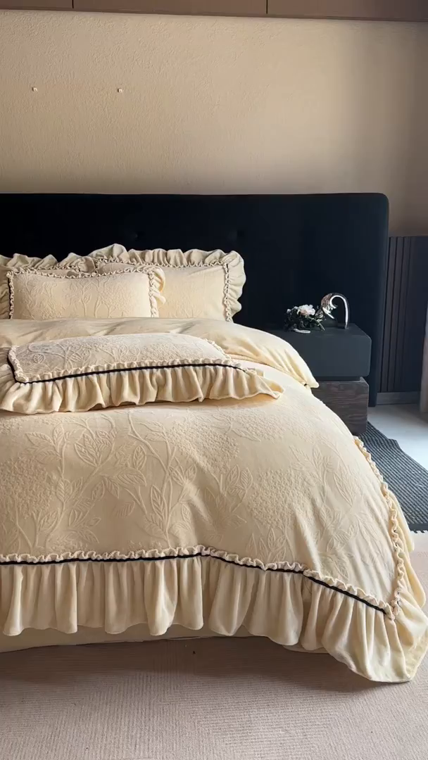 91家纺网 家纺一手货源 找家纺 诺梵家纺 2025新款花边款雕花牛奶绒四件套 幸福花-黄