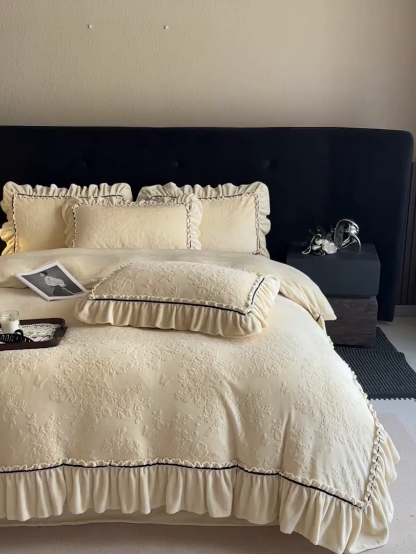 91家纺网 家纺一手货源 找家纺 诺梵家纺 2025新款花边款雕花牛奶绒四件套 芊黛-黄