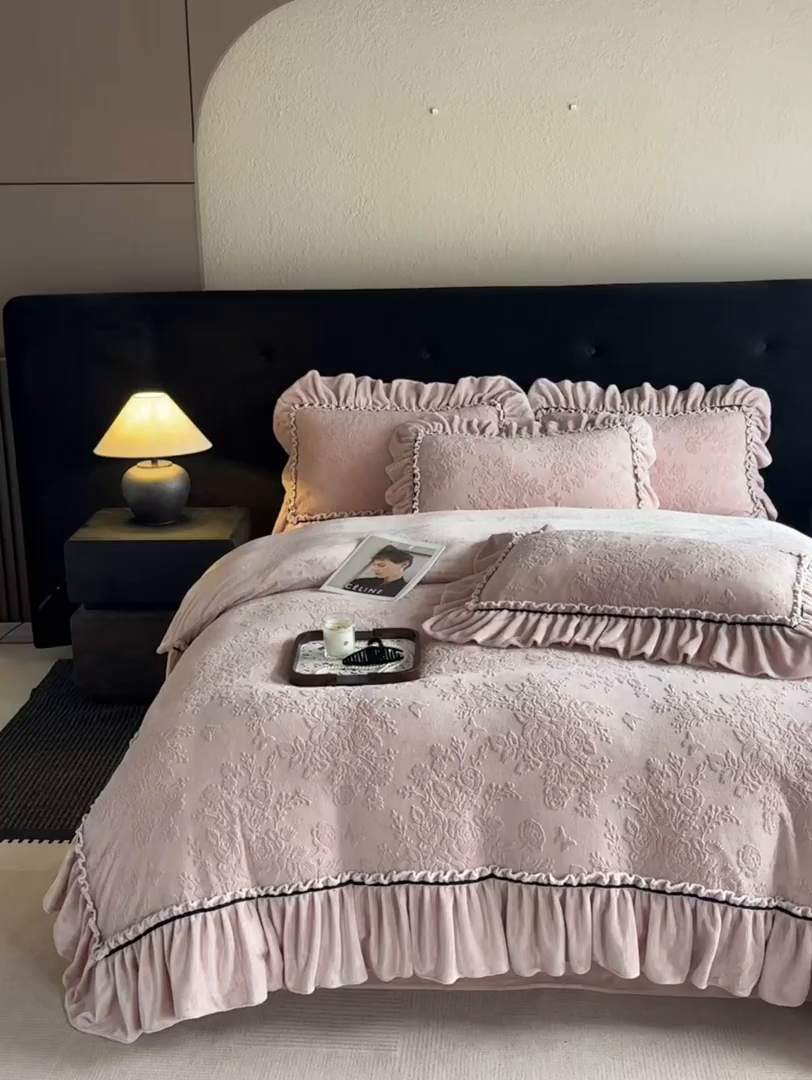 91家纺网 家纺一手货源 找家纺 （总）诺梵家纺 2025新款花边款雕花牛奶绒四件套