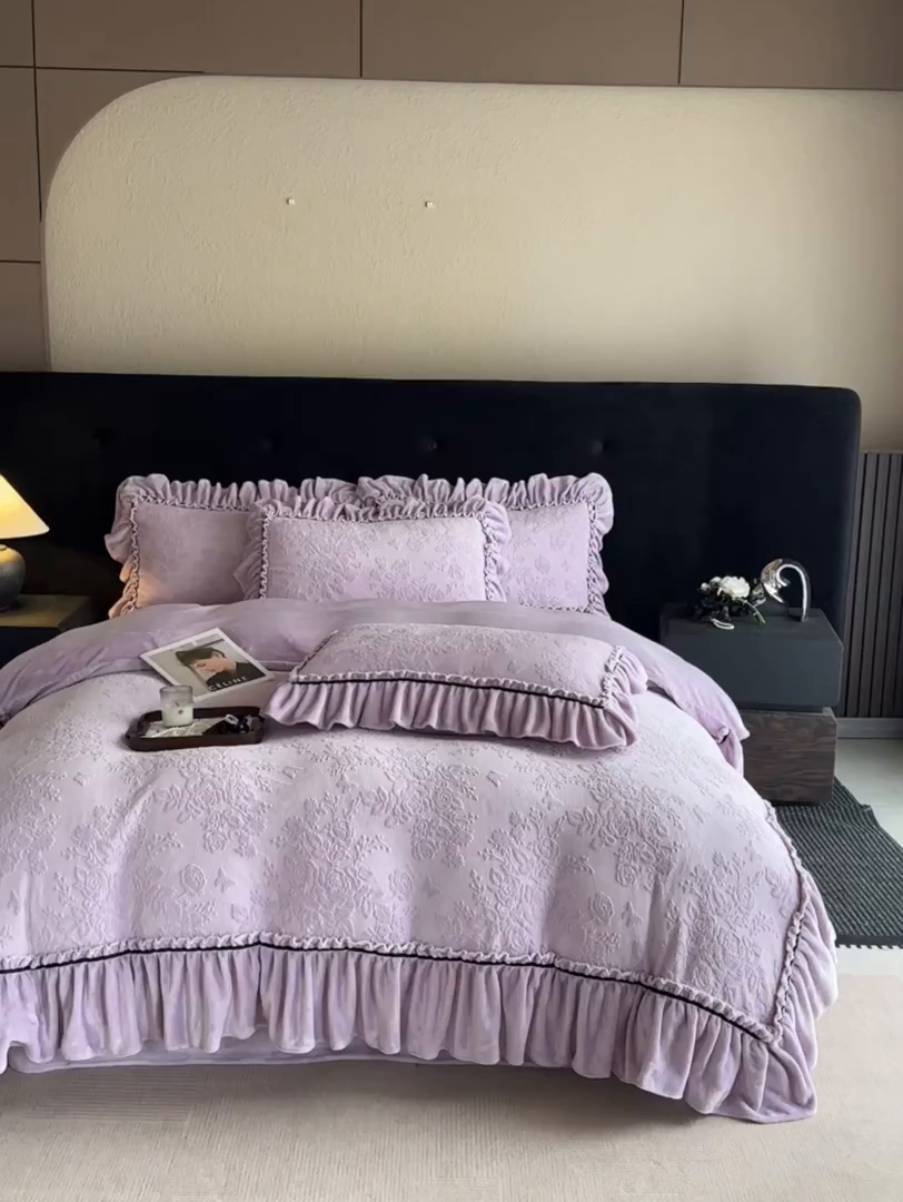 91家纺网 家纺一手货源 找家纺 诺梵家纺 2025新款花边款雕花牛奶绒四件套 芊黛-紫