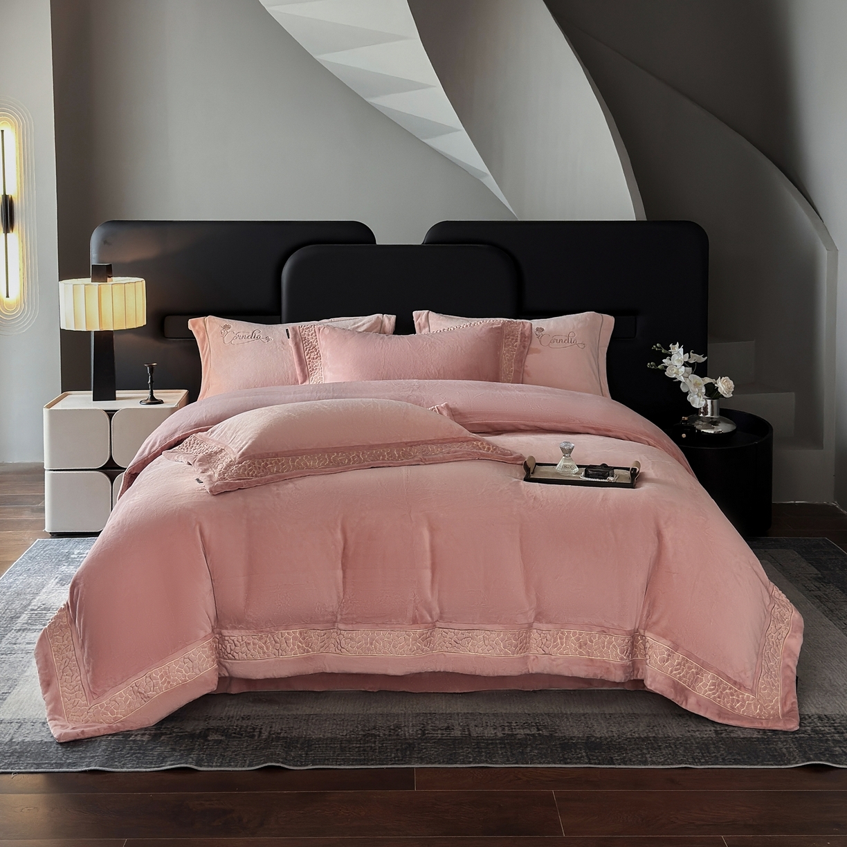 91家纺网 家纺一手货源 找家纺 芯丝路枕业 2025新款暮野蚕丝绒四件套 暮野-月桃粉