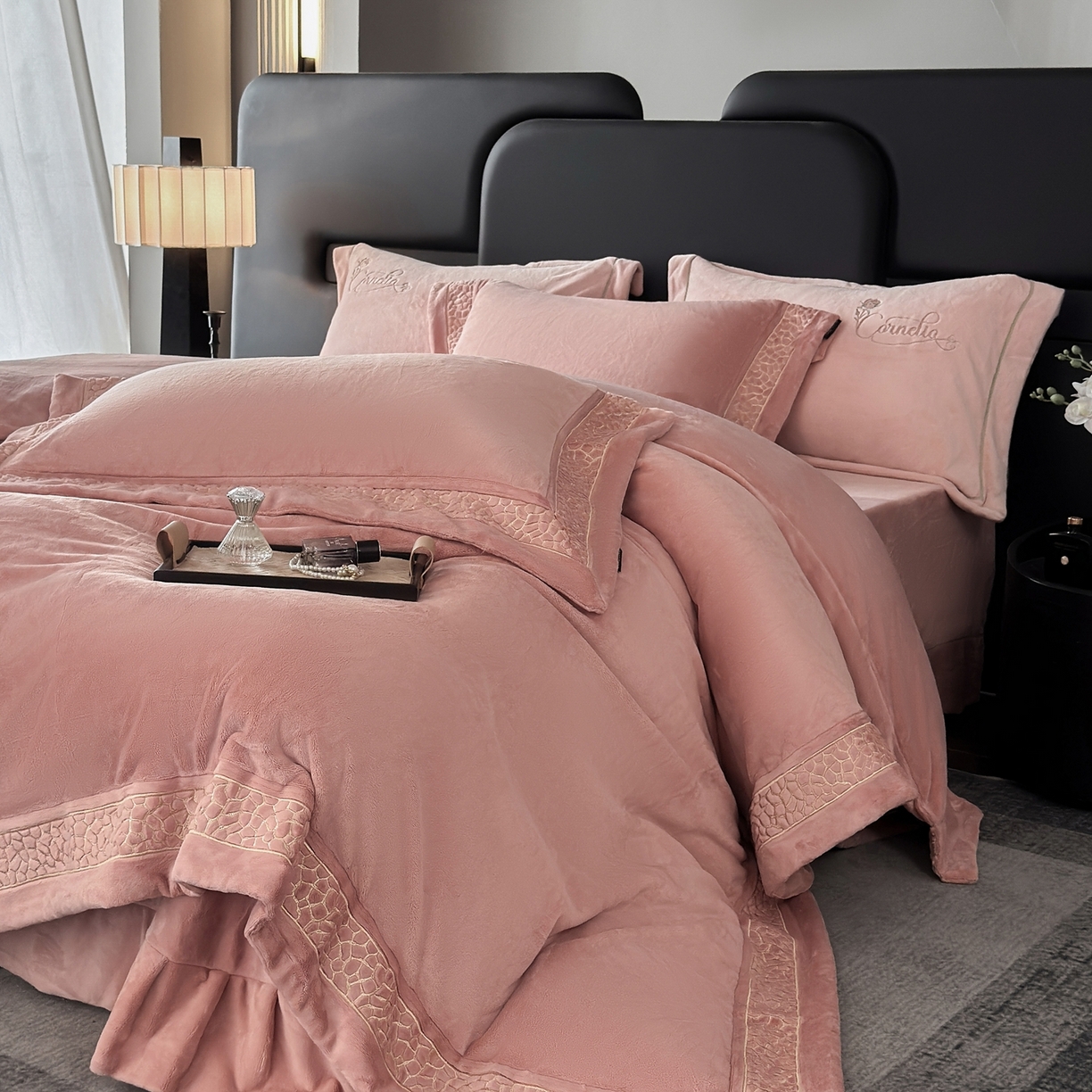 91家纺网 家纺一手货源 找家纺 芯丝路枕业 2025新款暮野蚕丝绒四件套 暮野-月桃粉