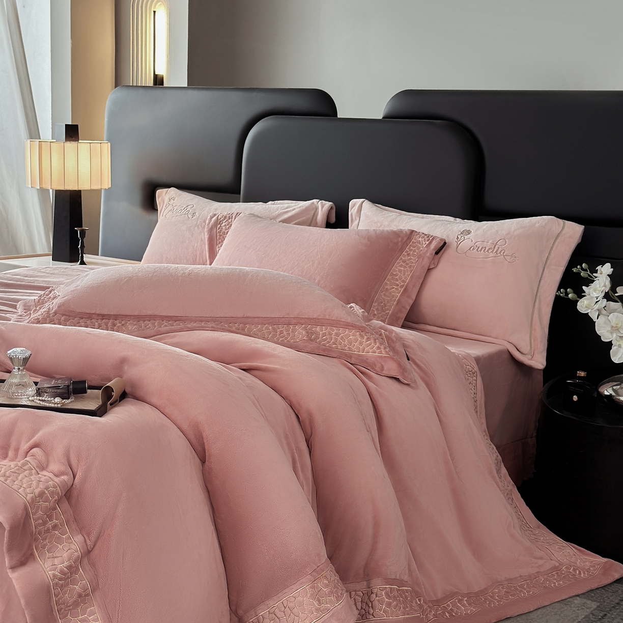 91家纺网 家纺一手货源 找家纺 芯丝路枕业 2025新款暮野蚕丝绒四件套 暮野-月桃粉