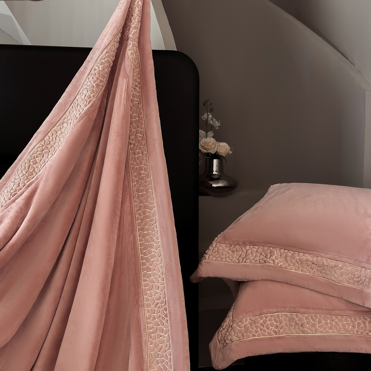 91家纺网 家纺一手货源 找家纺 芯丝路枕业 2025新款暮野蚕丝绒四件套 暮野-月桃粉