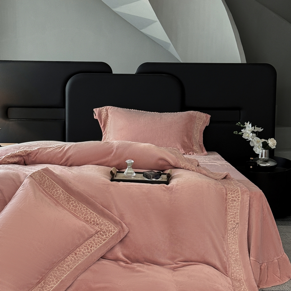 91家纺网 家纺一手货源 找家纺 芯丝路枕业 2025新款暮野蚕丝绒四件套 暮野-月桃粉