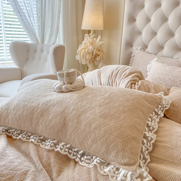 91家纺网 家纺一手货源 找家纺 （总）网红馆（ck家纺） 2025新款雕花牛奶绒床裙系列四件套-蜜语甜心