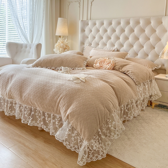 91家纺网 家纺一手货源 找家纺 网红馆（ck家纺） 2025新款雕花牛奶绒床裙系列四件套-蜜语甜心 蜜语甜心-卡其