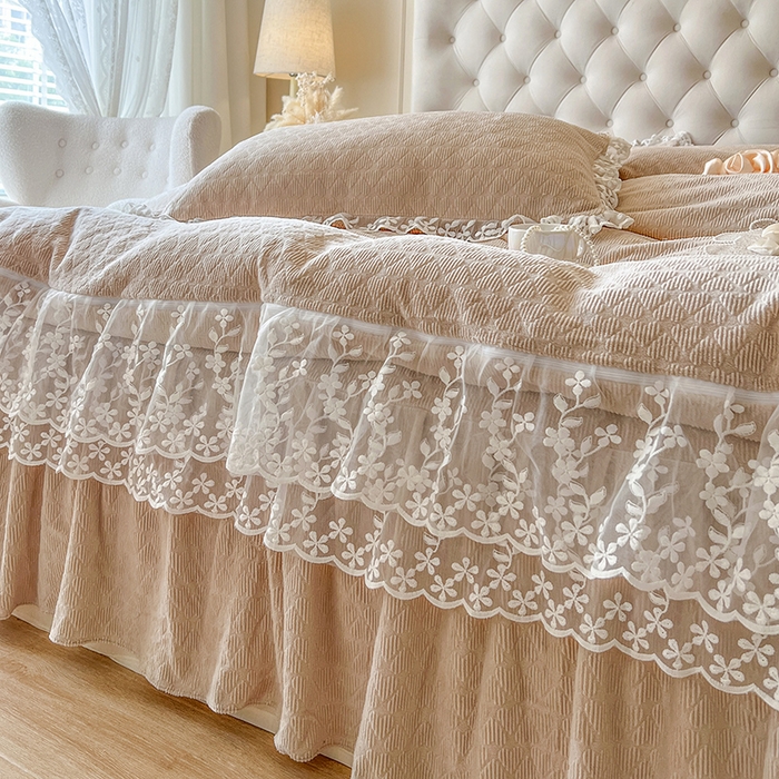 91家纺网 家纺一手货源 找家纺 网红馆（ck家纺） 2025新款雕花牛奶绒床裙系列四件套-蜜语甜心 蜜语甜心-卡其