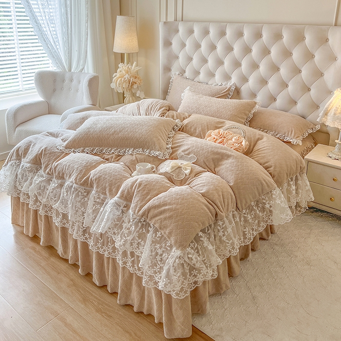 91家纺网 家纺一手货源 找家纺 网红馆（ck家纺） 2025新款雕花牛奶绒床裙系列四件套-蜜语甜心 蜜语甜心-卡其