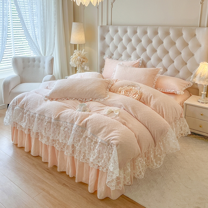 91家纺网 家纺一手货源 找家纺 网红馆（ck家纺） 2025新款雕花牛奶绒床裙系列四件套-蜜语甜心 蜜语甜心-浅玉