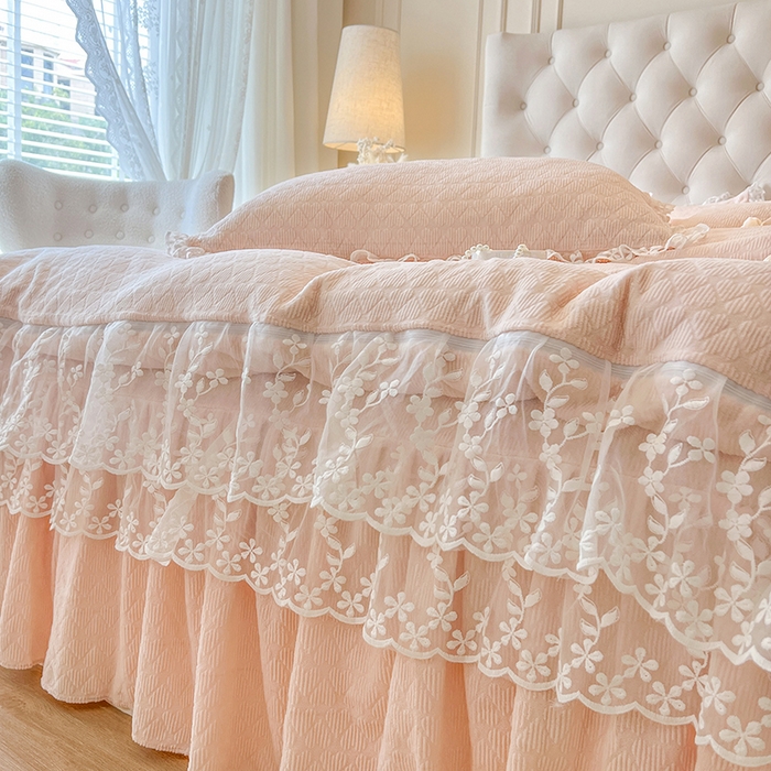 91家纺网 家纺一手货源 找家纺 网红馆（ck家纺） 2025新款雕花牛奶绒床裙系列四件套-蜜语甜心 蜜语甜心-浅玉