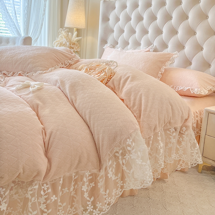 91家纺网 家纺一手货源 找家纺 网红馆（ck家纺） 2025新款雕花牛奶绒床裙系列四件套-蜜语甜心 蜜语甜心-浅玉