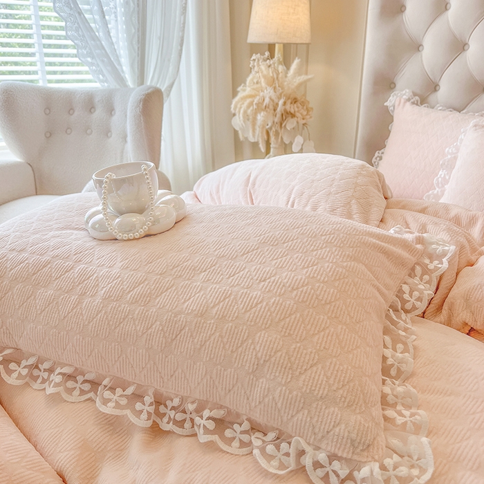 91家纺网 家纺一手货源 找家纺 网红馆（ck家纺） 2025新款雕花牛奶绒床裙系列四件套-蜜语甜心 蜜语甜心-浅玉