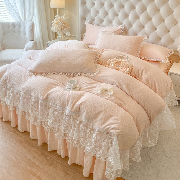 91家纺网 家纺一手货源 找家纺 网红馆（ck家纺） 2025新款雕花牛奶绒床裙系列四件套-蜜语甜心 蜜语甜心-浅玉