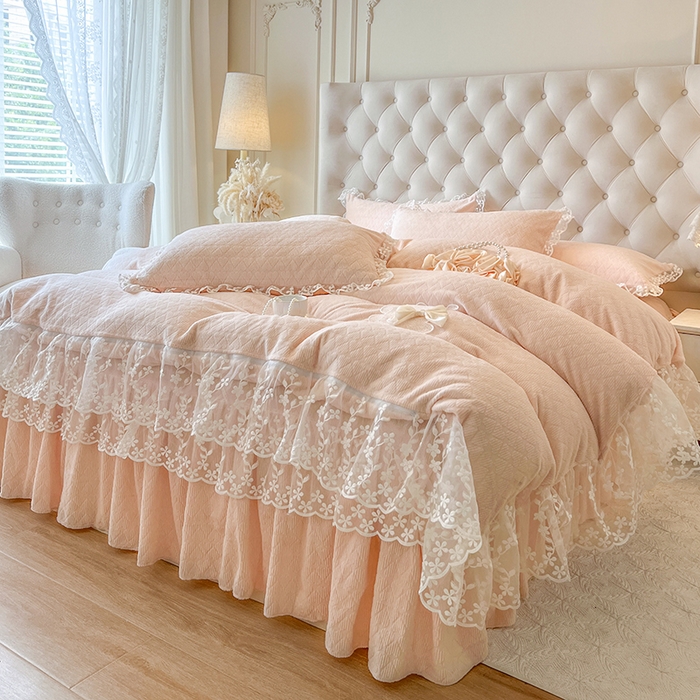 91家纺网 家纺一手货源 找家纺 网红馆（ck家纺） 2025新款雕花牛奶绒床裙系列四件套-蜜语甜心 蜜语甜心-浅玉