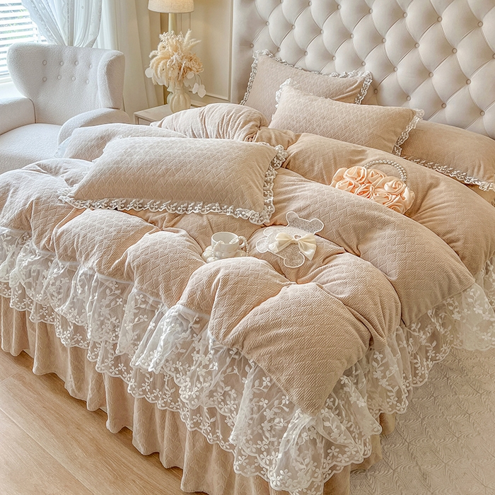 91家纺网 家纺一手货源 找家纺 （总）网红馆（ck家纺） 2025新款雕花牛奶绒床裙系列四件套-蜜语甜心