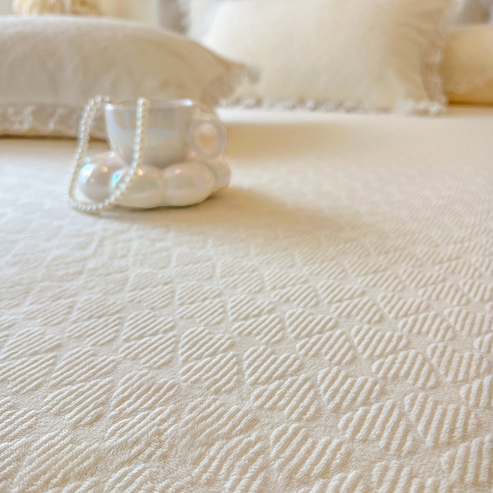 91家纺网 家纺一手货源 找家纺 网红馆（ck家纺） 2025新款雕花牛奶绒床裙系列四件套-蜜语甜心 蜜语甜心-米白