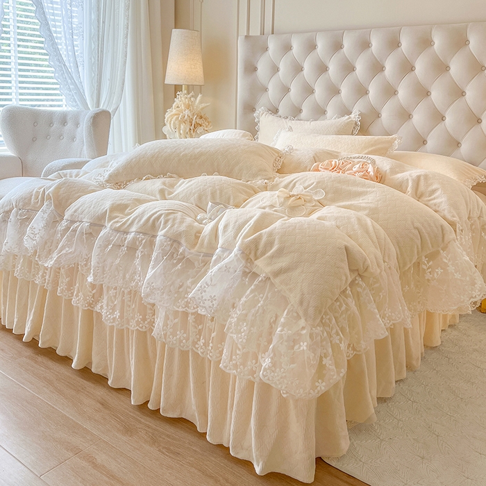 91家纺网 家纺一手货源 找家纺 网红馆（ck家纺） 2025新款雕花牛奶绒床裙系列四件套-蜜语甜心 蜜语甜心-米白