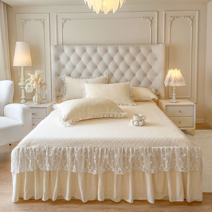 91家纺网 家纺一手货源 找家纺 网红馆（ck家纺） 2025新款雕花牛奶绒床裙系列四件套-蜜语甜心 蜜语甜心-米白