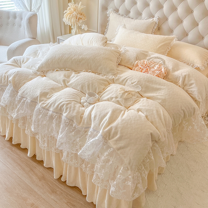 91家纺网 家纺一手货源 找家纺 网红馆（ck家纺） 2025新款雕花牛奶绒床裙系列四件套-蜜语甜心 蜜语甜心-米白