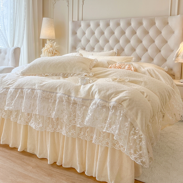 91家纺网 家纺一手货源 找家纺 网红馆（ck家纺） 2025新款雕花牛奶绒床裙系列四件套-蜜语甜心 蜜语甜心-米白