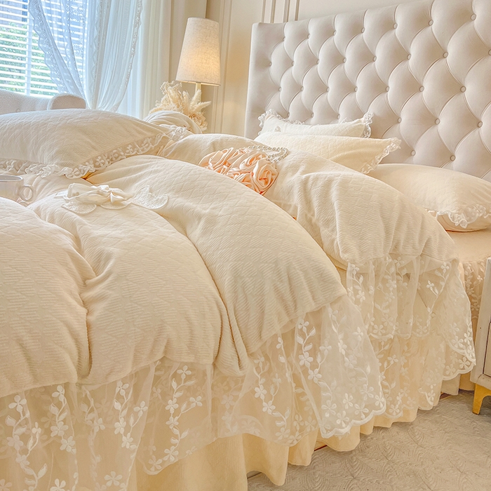 91家纺网 家纺一手货源 找家纺 网红馆（ck家纺） 2025新款雕花牛奶绒床裙系列四件套-蜜语甜心 蜜语甜心-米白