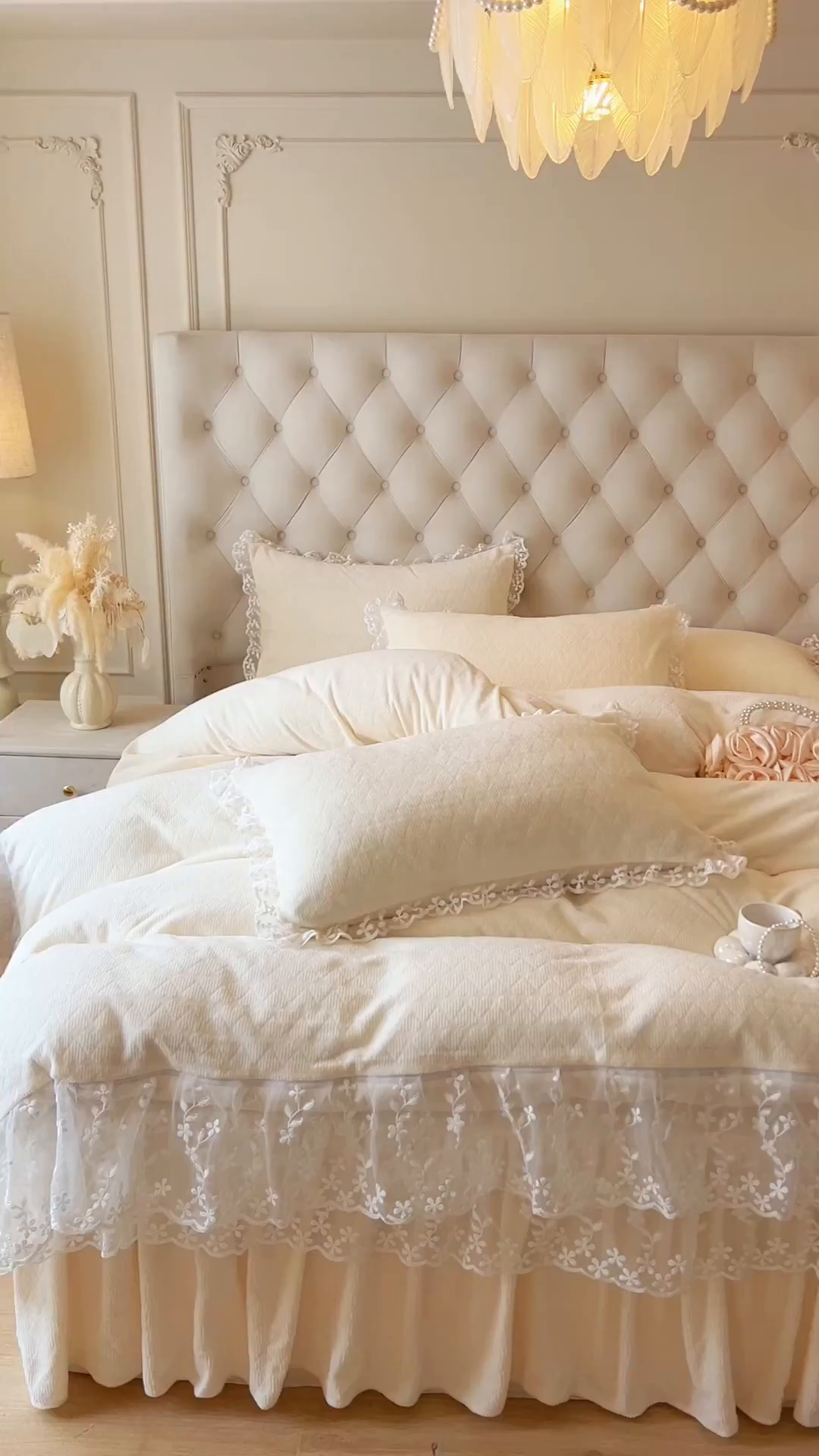 91家纺网 家纺一手货源 找家纺 网红馆（ck家纺） 2025新款雕花牛奶绒床裙系列四件套-蜜语甜心 蜜语甜心-米白