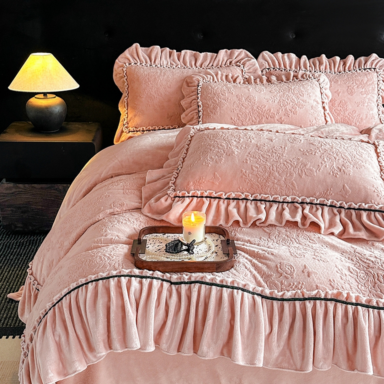 91家纺网 家纺一手货源 找家纺 （总）诺梵家纺 2025新款花边款雕花牛奶绒四件套