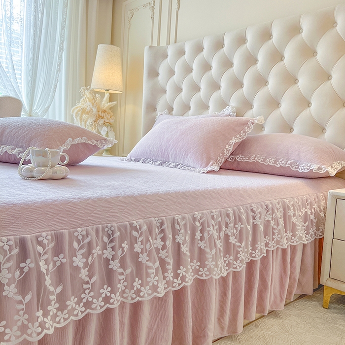 91家纺网 家纺一手货源 找家纺 网红馆（ck家纺） 2025新款雕花牛奶绒床裙系列四件套-蜜语甜心 蜜语甜心-浅紫