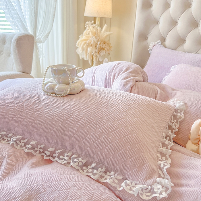 91家纺网 家纺一手货源 找家纺 网红馆（ck家纺） 2025新款雕花牛奶绒床裙系列四件套-蜜语甜心 蜜语甜心-浅紫