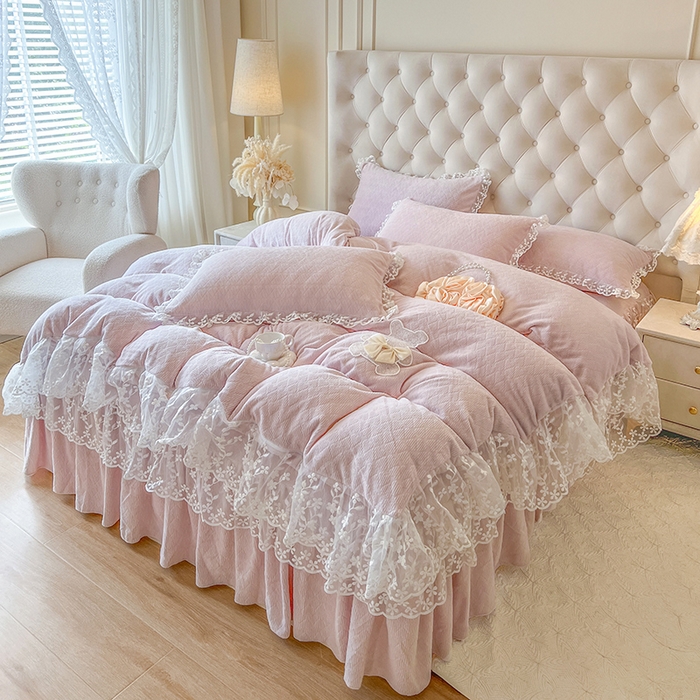 91家纺网 家纺一手货源 找家纺 网红馆（ck家纺） 2025新款雕花牛奶绒床裙系列四件套-蜜语甜心 蜜语甜心-浅紫