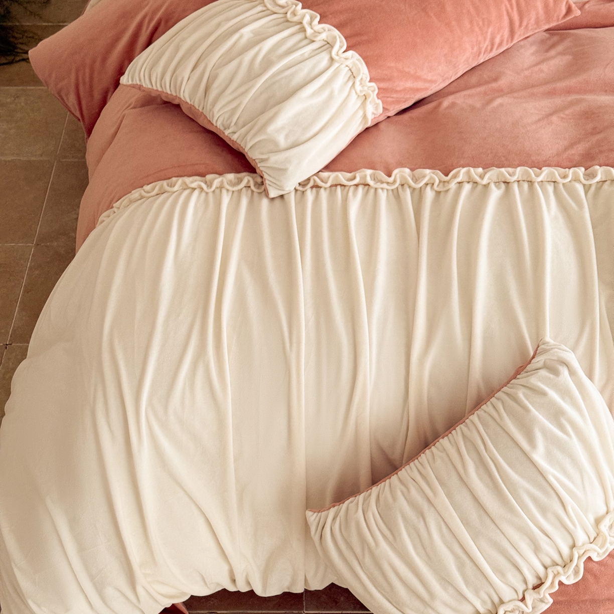 91家纺网 家纺一手货源 找家纺 ONE TWO ONE 121 2025新款轻奢新法式德芙绒宝宝绒婴儿绒短毛绒牛奶绒四件套床单被套-安妮 安妮-粉