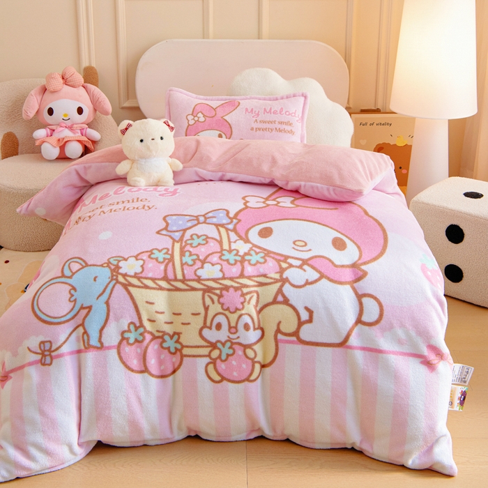 91家纺网 家纺一手货源 找家纺 吉咪兔家纺 2025新款大版三丽鸥库洛米美乐蒂牛奶绒幼儿园被子三件套保暖被褥六件套 草莓美乐蒂