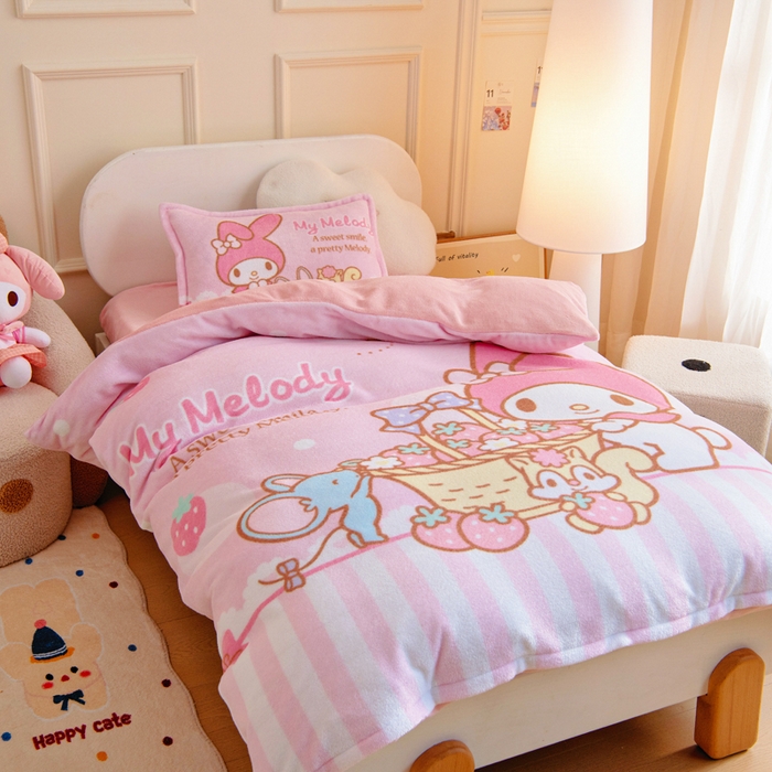 91家纺网 家纺一手货源 找家纺 吉咪兔家纺 2025新款大版三丽鸥库洛米美乐蒂牛奶绒幼儿园被子三件套保暖被褥六件套 草莓美乐蒂