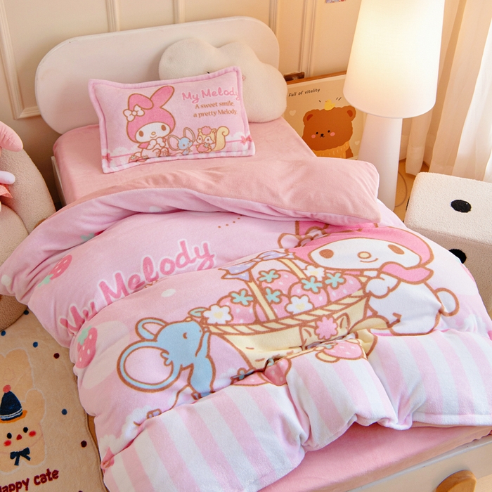 91家纺网 家纺一手货源 找家纺 吉咪兔家纺 2025新款大版三丽鸥库洛米美乐蒂牛奶绒幼儿园被子三件套保暖被褥六件套 草莓美乐蒂