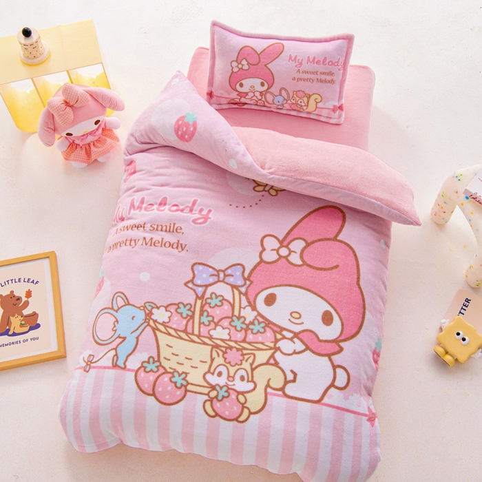 91家纺网 家纺一手货源 找家纺 吉咪兔家纺 2025新款大版三丽鸥库洛米美乐蒂牛奶绒幼儿园被子三件套保暖被褥六件套 草莓美乐蒂