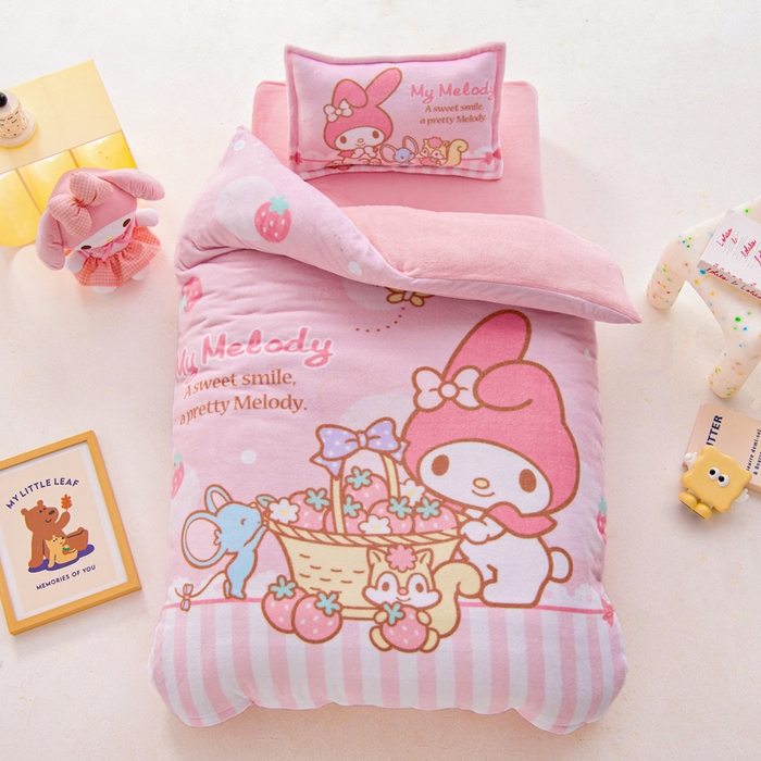 91家纺网 家纺一手货源 找家纺 吉咪兔家纺 2025新款大版三丽鸥库洛米美乐蒂牛奶绒幼儿园被子三件套保暖被褥六件套 草莓美乐蒂