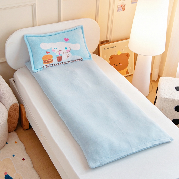 91家纺网 家纺一手货源 找家纺 吉咪兔家纺 2025新款大版三丽鸥库洛米美乐蒂牛奶绒幼儿园被子三件套保暖被褥六件套 汉堡玉桂狗