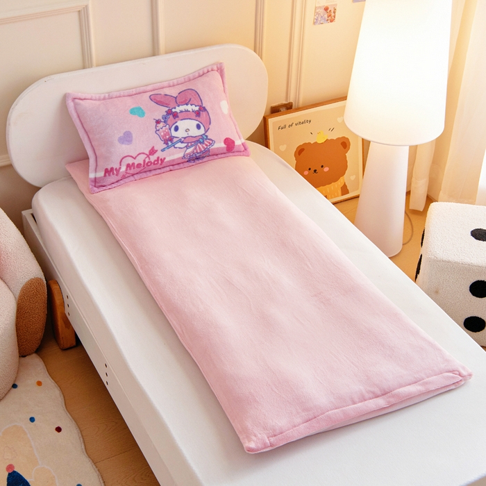 91家纺网 家纺一手货源 找家纺 吉咪兔家纺 2025新款大版三丽鸥库洛米美乐蒂牛奶绒幼儿园被子三件套保暖被褥六件套 奶茶美乐蒂