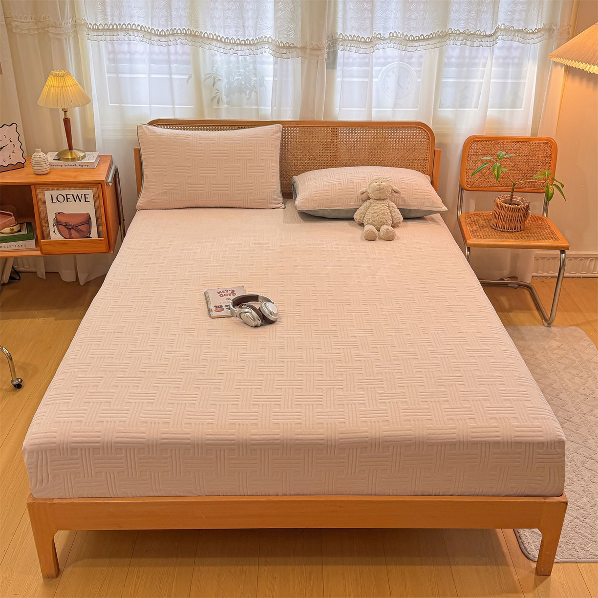 91家纺网 家纺一手货源 找家纺 （总）灰鲸 2025新款纯色简约高克重雕花牛奶绒单品床笠