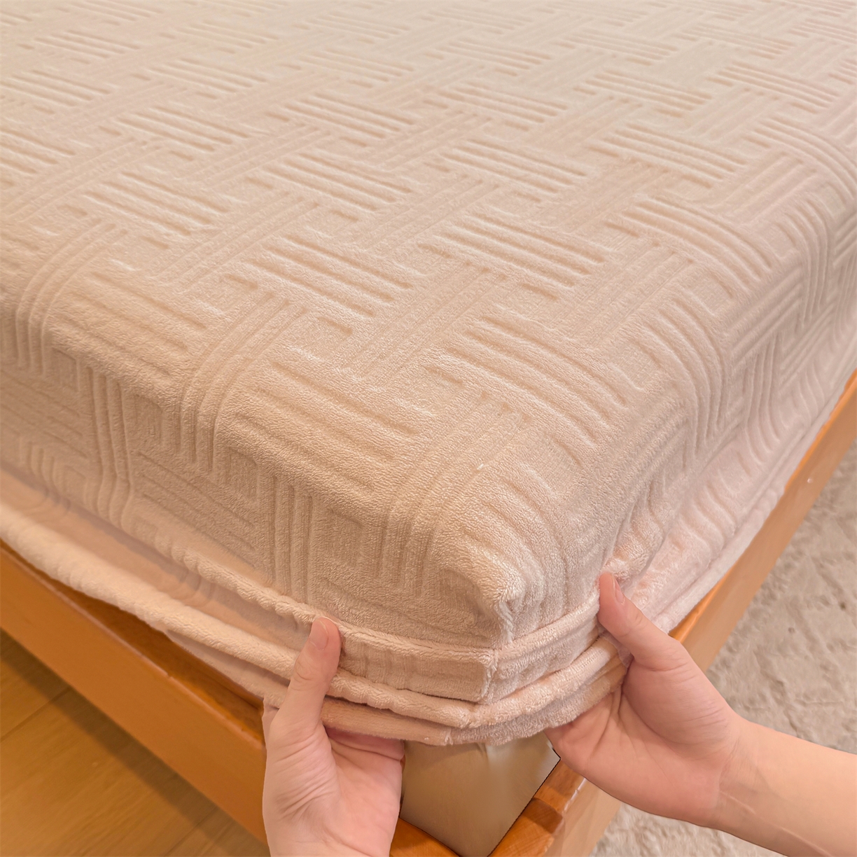 91家纺网 家纺一手货源 找家纺 （总）灰鲸 2025新款纯色简约高克重雕花牛奶绒单品床笠