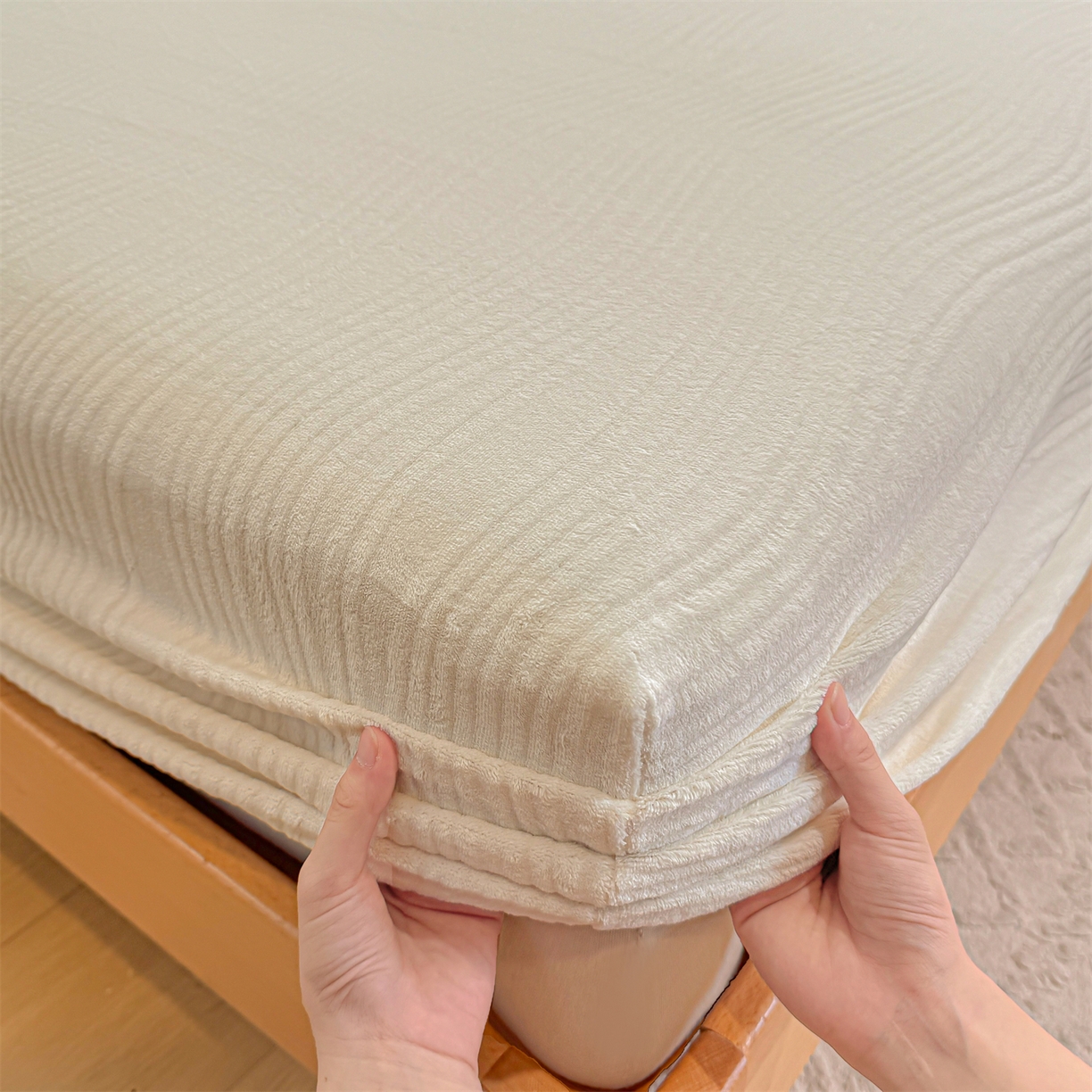 91家纺网 家纺一手货源 找家纺 灰鲸 2025新款纯色简约高克重雕花牛奶绒单品床笠 温妮-奶昔白