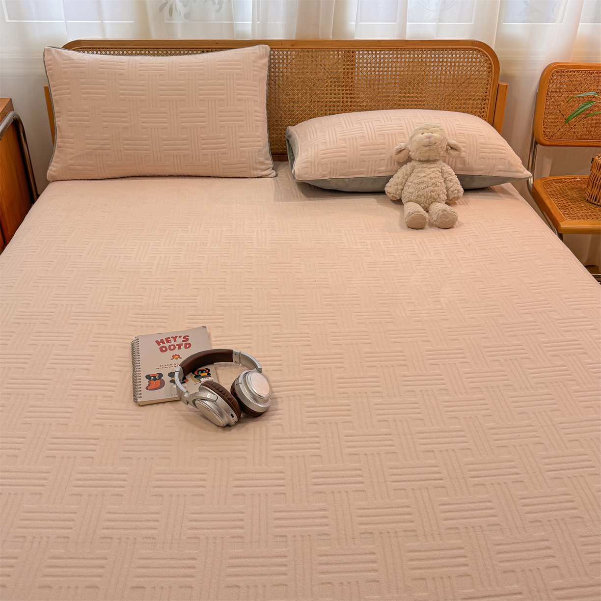 91家纺网 家纺一手货源 找家纺 （总）灰鲸 2025新款纯色简约高克重雕花牛奶绒单品床笠