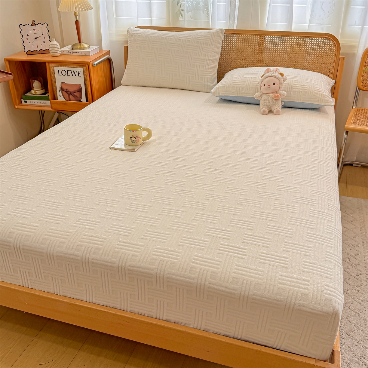 91家纺网 家纺一手货源 找家纺 灰鲸 2025新款纯色简约高克重雕花牛奶绒单品床笠 糖果格-奶昔白