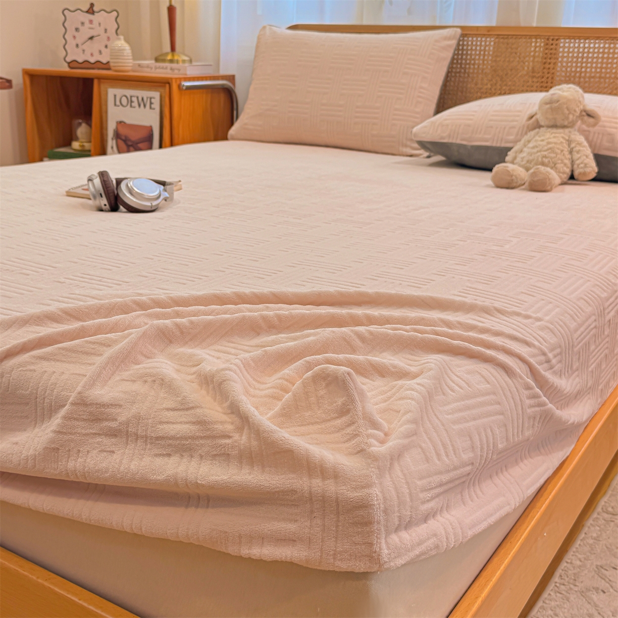 91家纺网 家纺一手货源 找家纺 灰鲸 2025新款纯色简约高克重雕花牛奶绒单品床笠 糖果格-奶茶