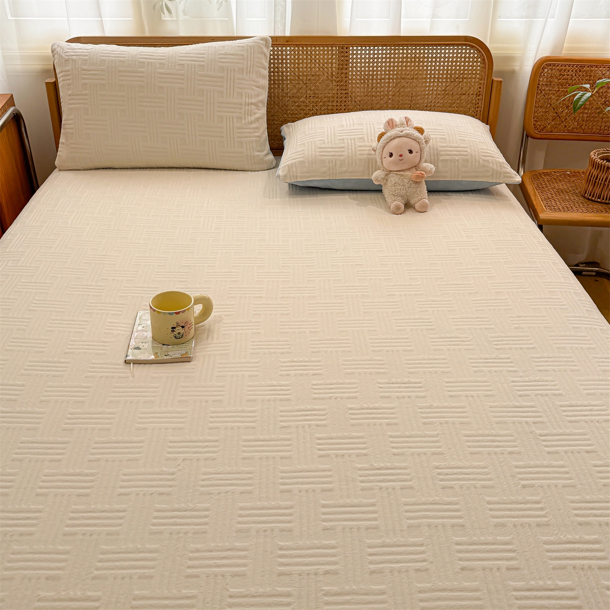 91家纺网 家纺一手货源 找家纺 灰鲸 2025新款纯色简约高克重雕花牛奶绒单品床笠 糖果格-奶昔白